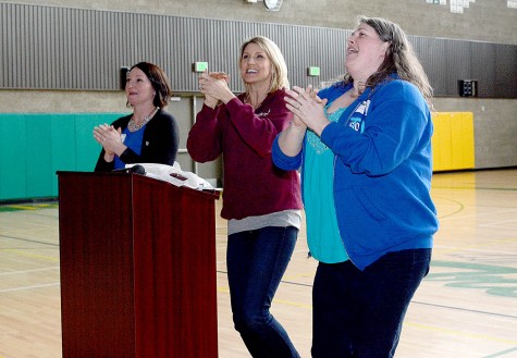 WJEA board President Sandra Coyer, 2015 Adviser of the Year Kirsten Vesely, and Mount Si's Susan Holihan cheer for 2016 Adviser of the Year Teresa Scribner.